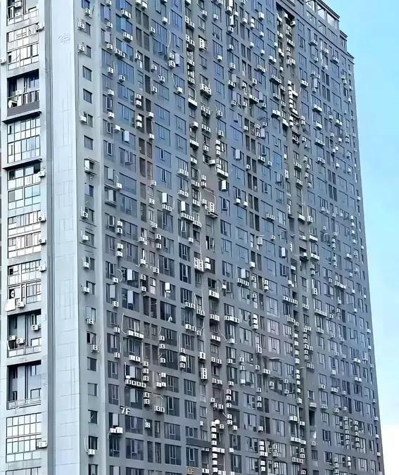 怪不得高温天气越来越热，原来这么多空调也往外排热气，汽车尾气排放热气，工厂，机床
