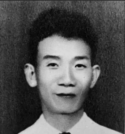 1928年。郁达夫的原配妻子难产危在旦夕，他却着急和20岁的美人入洞房，好事被打