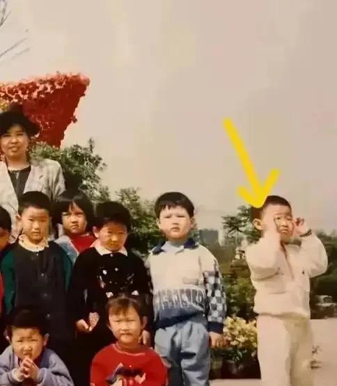 挖到宝了！
韦东奕幼儿园旧照曝光！
别的孩子都看镜头，
他却歪头放空，
小手搭脑
