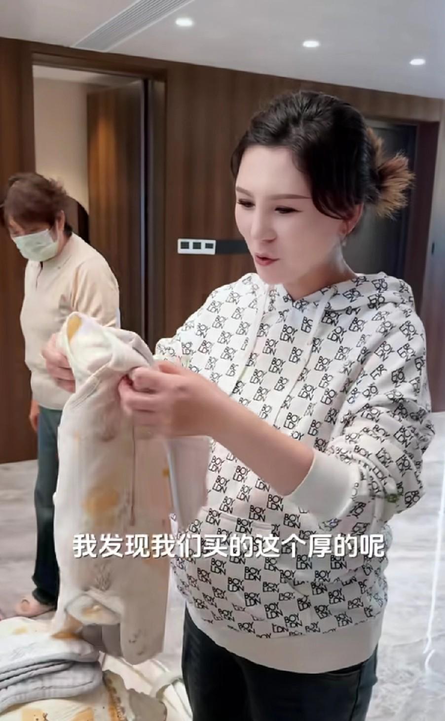路嫂弟媳给路嫂发信息，说是龙凤胎侄子侄女从保温箱里出来了，他们已经到了月子中心，
