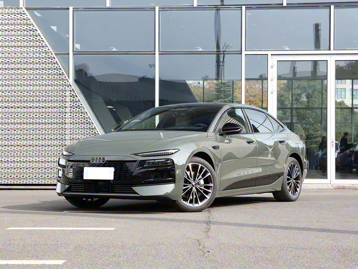 纯电版奥迪A6亮相！外观很动感，配800V架构+5块大屏，续