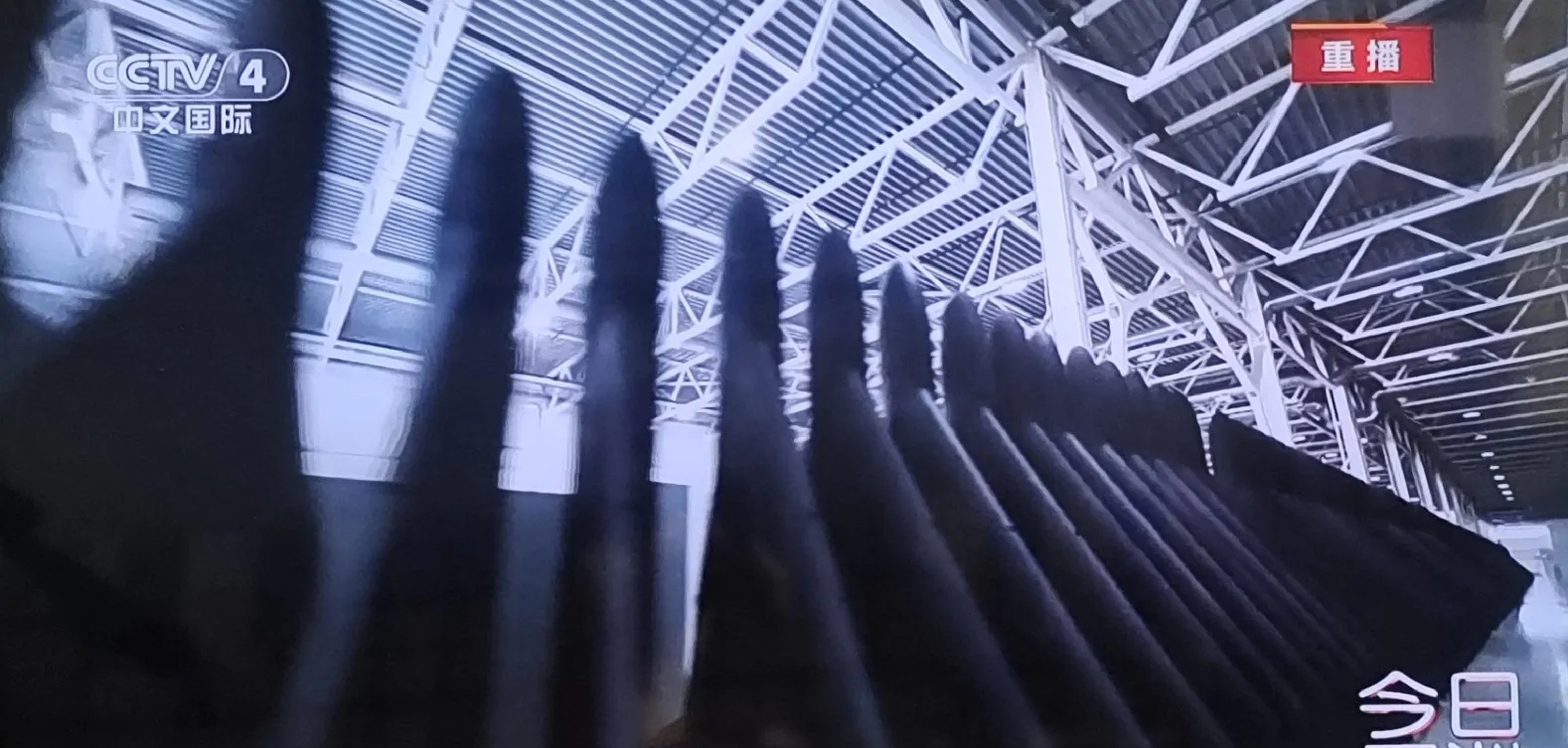 照这样下去，俄乌战争可能很快就会结束了！



如果上百万架无人机在天空中盘旋、