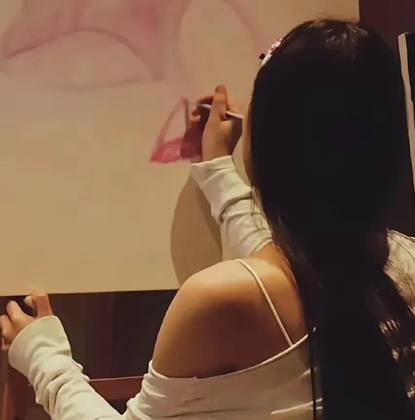 小S强行振作，为二女儿许韶恩的画展做宣传！
6月22日，小S更新社交账号，为多才