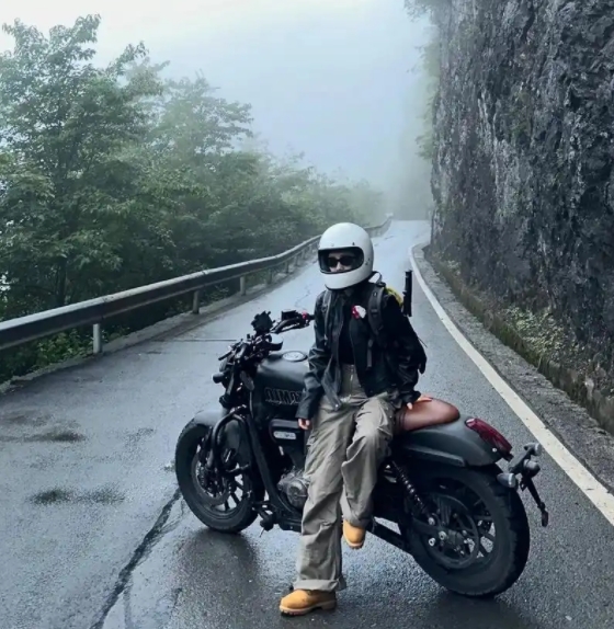 自驾游的话可以尝试一下使用摩托车，或许能看到不一样的风景。
1.汽车虽然灵活，可