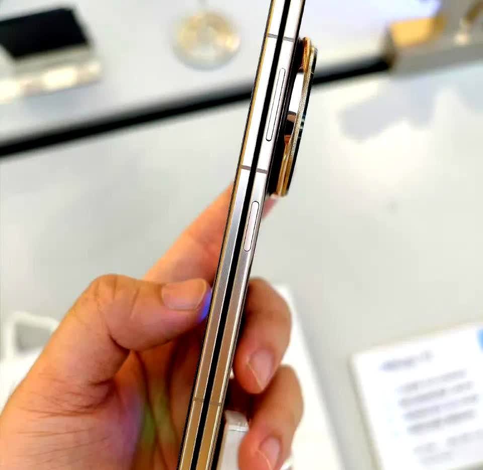 又出王炸了！

荣耀Magic V5长焦像素竟然是6400万，是目前折叠屏手