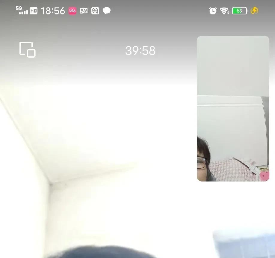 老公下班回到家打来视频，说明天中秋节放一天假，但是他要去加班，一天能挣三倍的工资