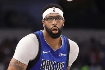 美记：戴维斯更倾向于留在达拉斯，并在今夏与球队完成续约。
什么鬼，就戴维斯这种玻