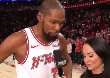 NBA常规赛，火箭119-110战胜鹈鹕，赛后，凯文-杜兰特接受了采访，谈到了生