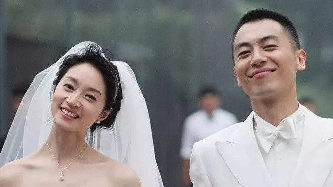 朱亚文沈佳妮否认离婚后首同框，十指相扣现身机场，力破婚变传闻