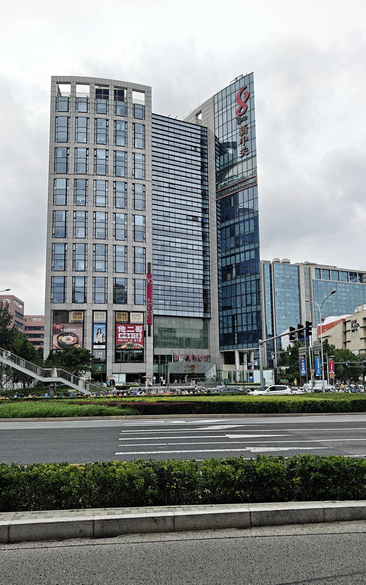去年过生日，大闺女送了我一个手机6000多，每个闺女还各给了我2000块钱。#头