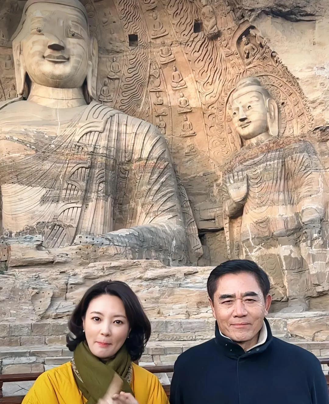大同云冈石窟下的中年男女
