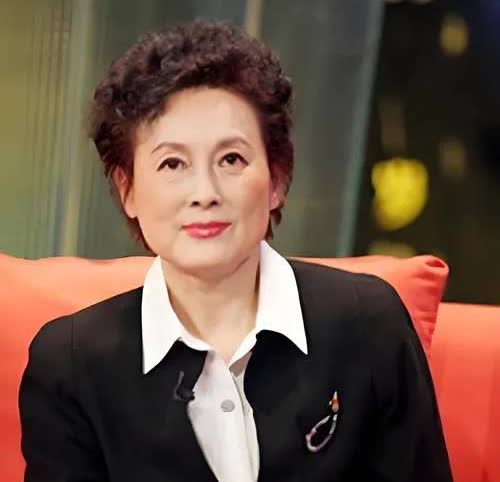有没有朋友认识这位资深美女的？
她从天津大学建筑系女生到银幕上的不老女神。
