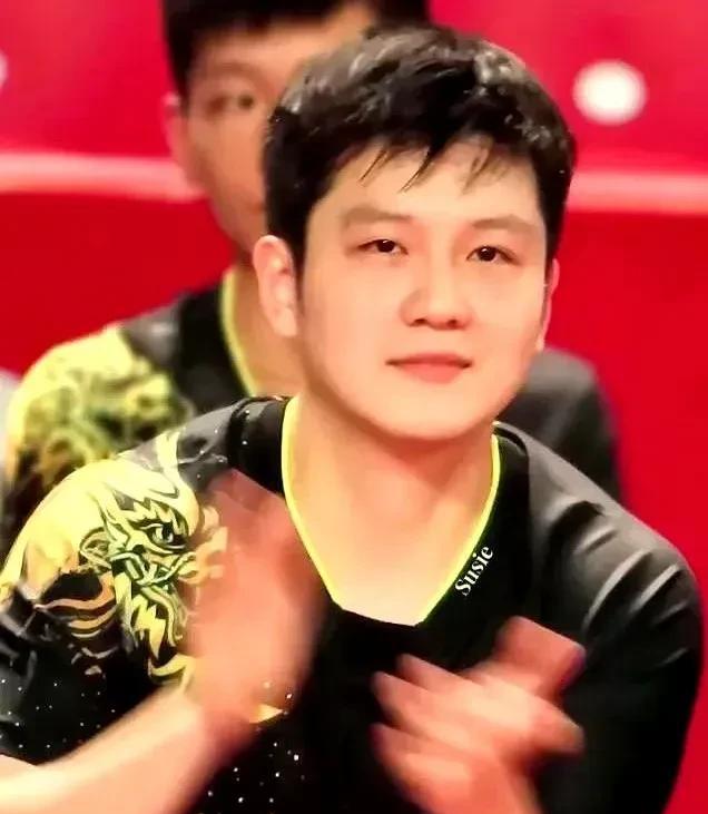 混双的节奏也很不一样。21年澳门赛，樊振东搭档蒯曼打败了莎头，但第二天小胖单打就