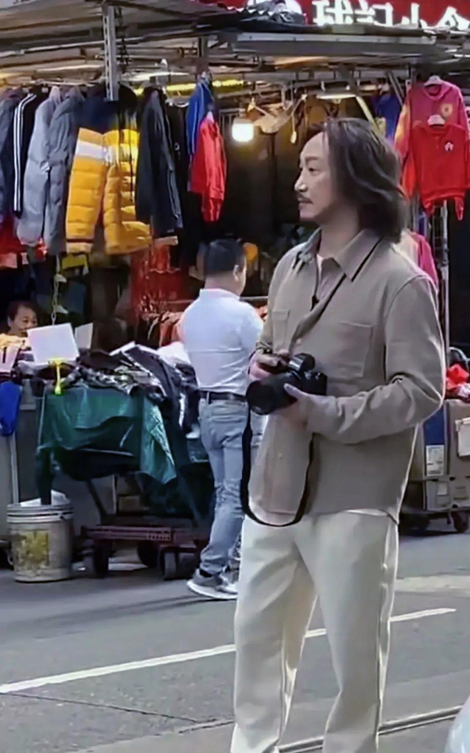 郑中基离婚后首现身，状态大不同！[点亮平安灯][比心]
离婚后的郑中基最近被拍到