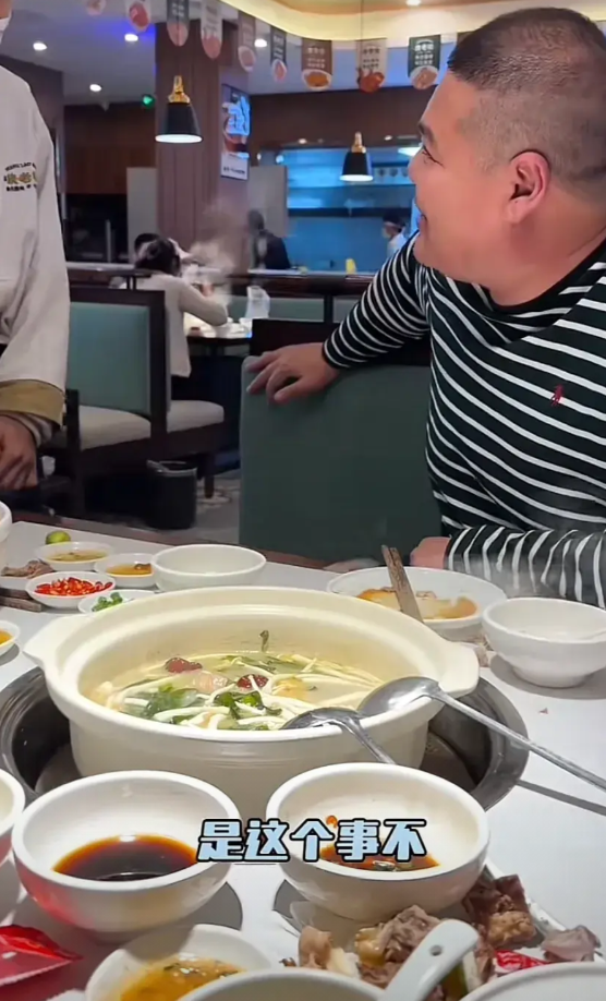 浙江衢州，男子到餐馆就餐，点了煲仔饭，服务员竟忘记下单。看着紧张的服务员过来道歉