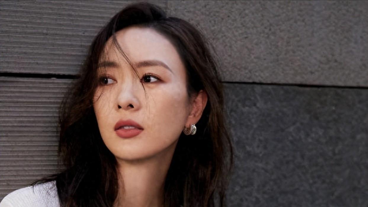 被张国立儿子家暴的童瑶，嫁给大17岁的富豪，如今过得如何？
