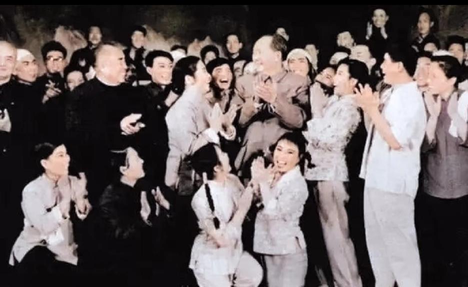 1964年元旦，是豫剧《朝阳沟》剧组难忘的日子。当晚，他们在中南海怀仁堂为毛泽东