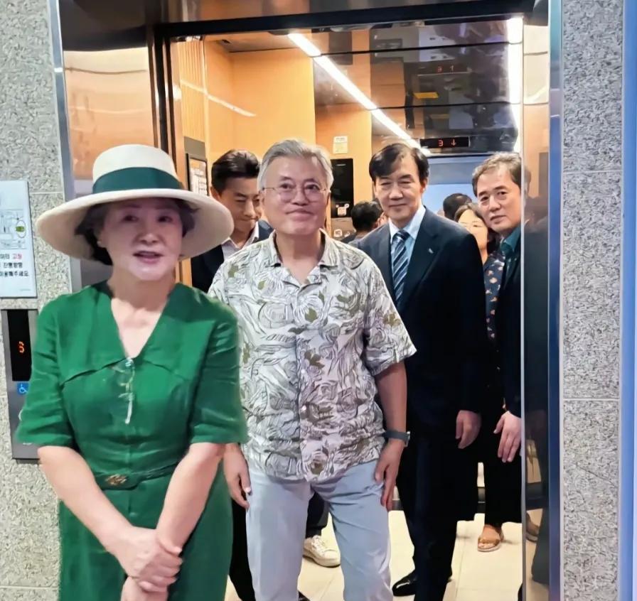 曹国被特赦出来排场真的不是一般大，先是跟韩国前总统文在寅一起去看电影，现在又是去
