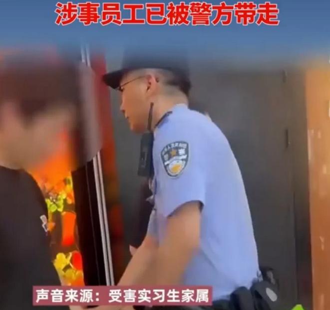 北京，15岁女生在某烤鱼店实习，工作第二天，被店内一男店员故意触碰。女生被惊吓到