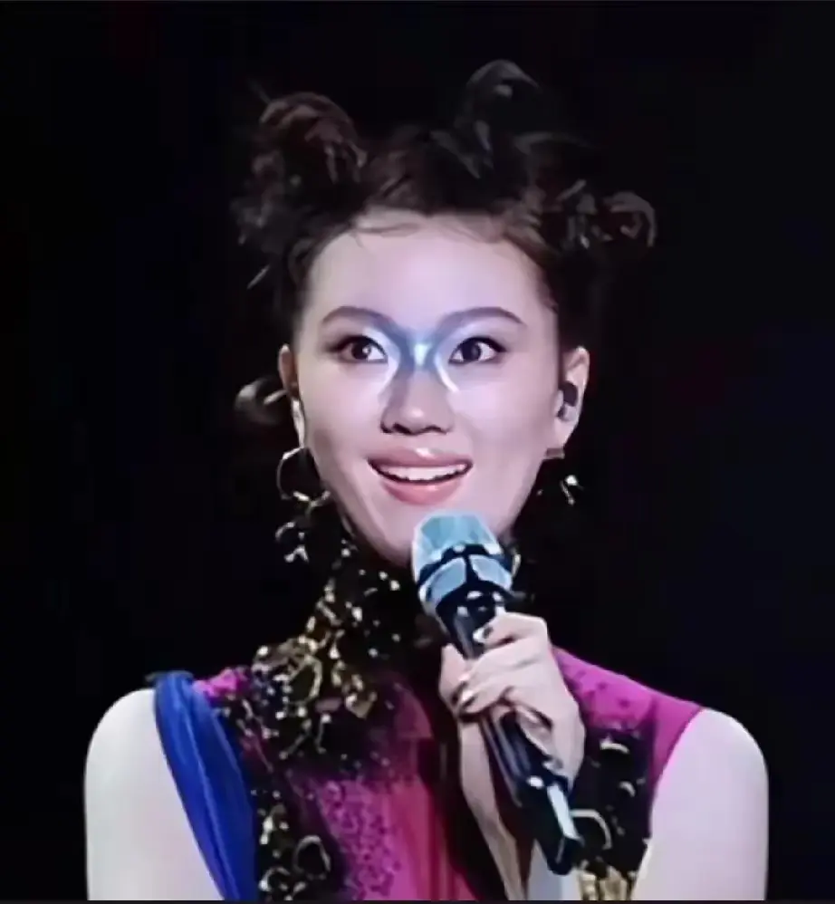 这是单依纯演唱会造型