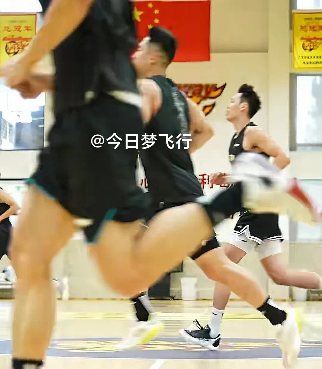 广东队人员调整，国内球员目前两出两入！

广东队球员调整最新动态：黄荣奇、张