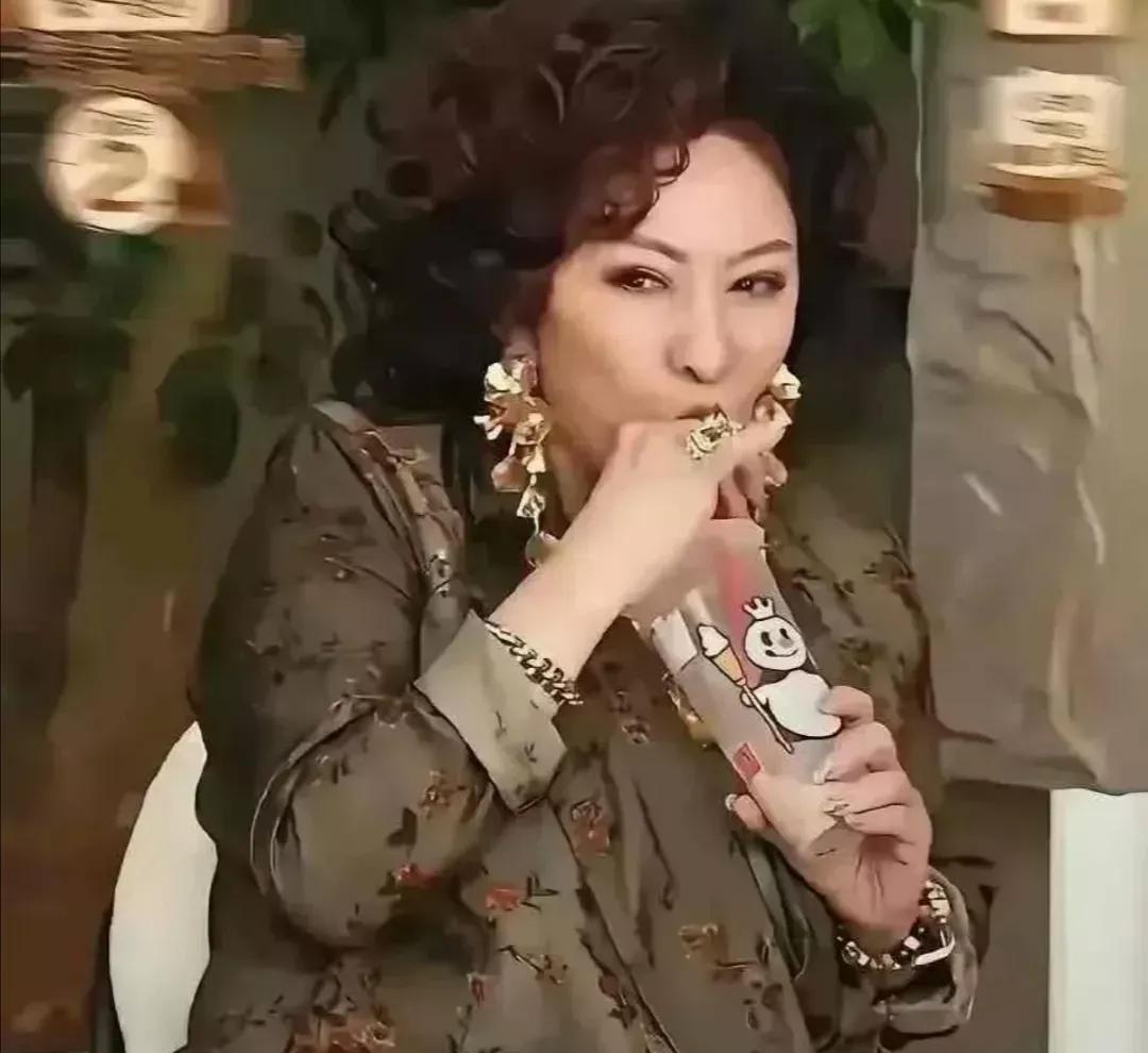 自从向太他们开始直播
就感觉他们从象牙塔低落到凡间了
这个世界真正不为利益所动的