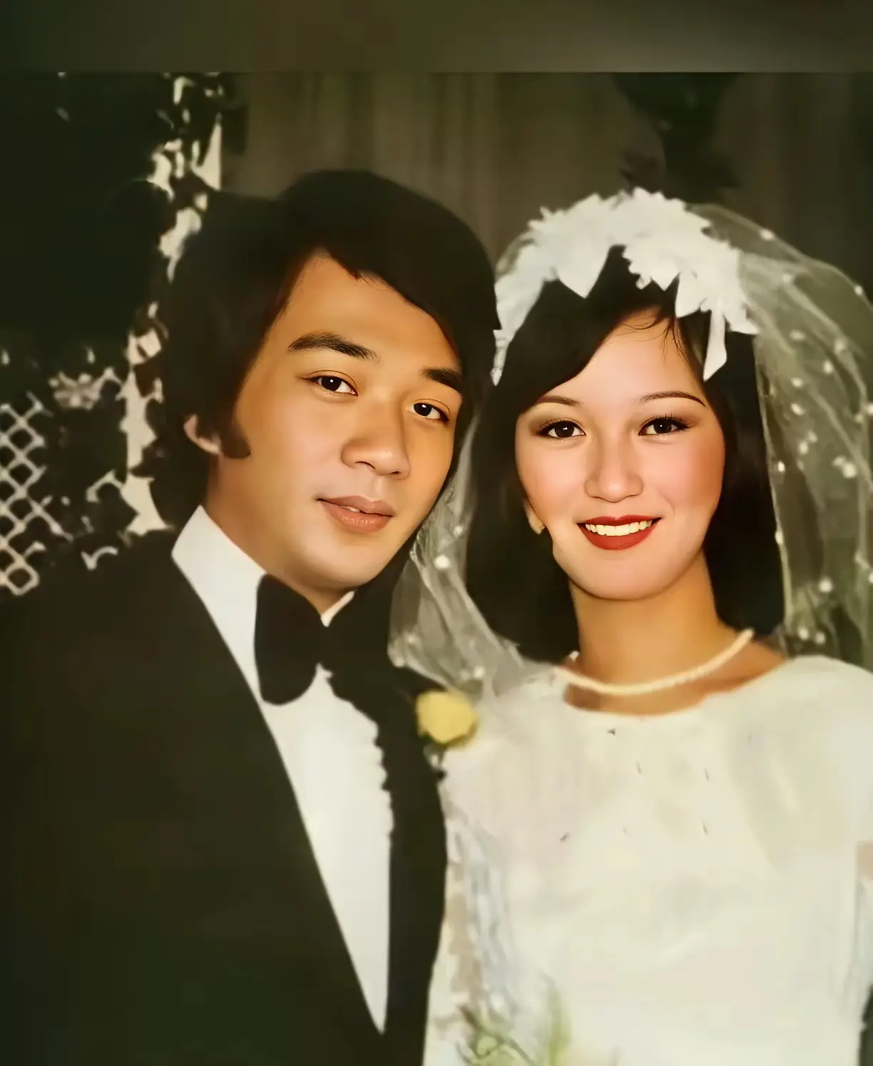 伴随着赵雅芝的成名，她和第一任丈夫的婚姻也走到了尽头，有可能是因为结婚时赵雅芝的