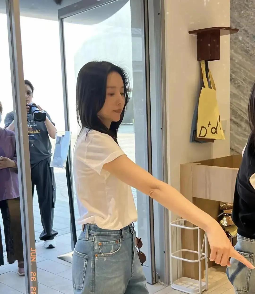 6月25日，董洁现身阿那亚引发骚动。她白T配牛仔裤，清新显年轻，身材纤瘦，可见注