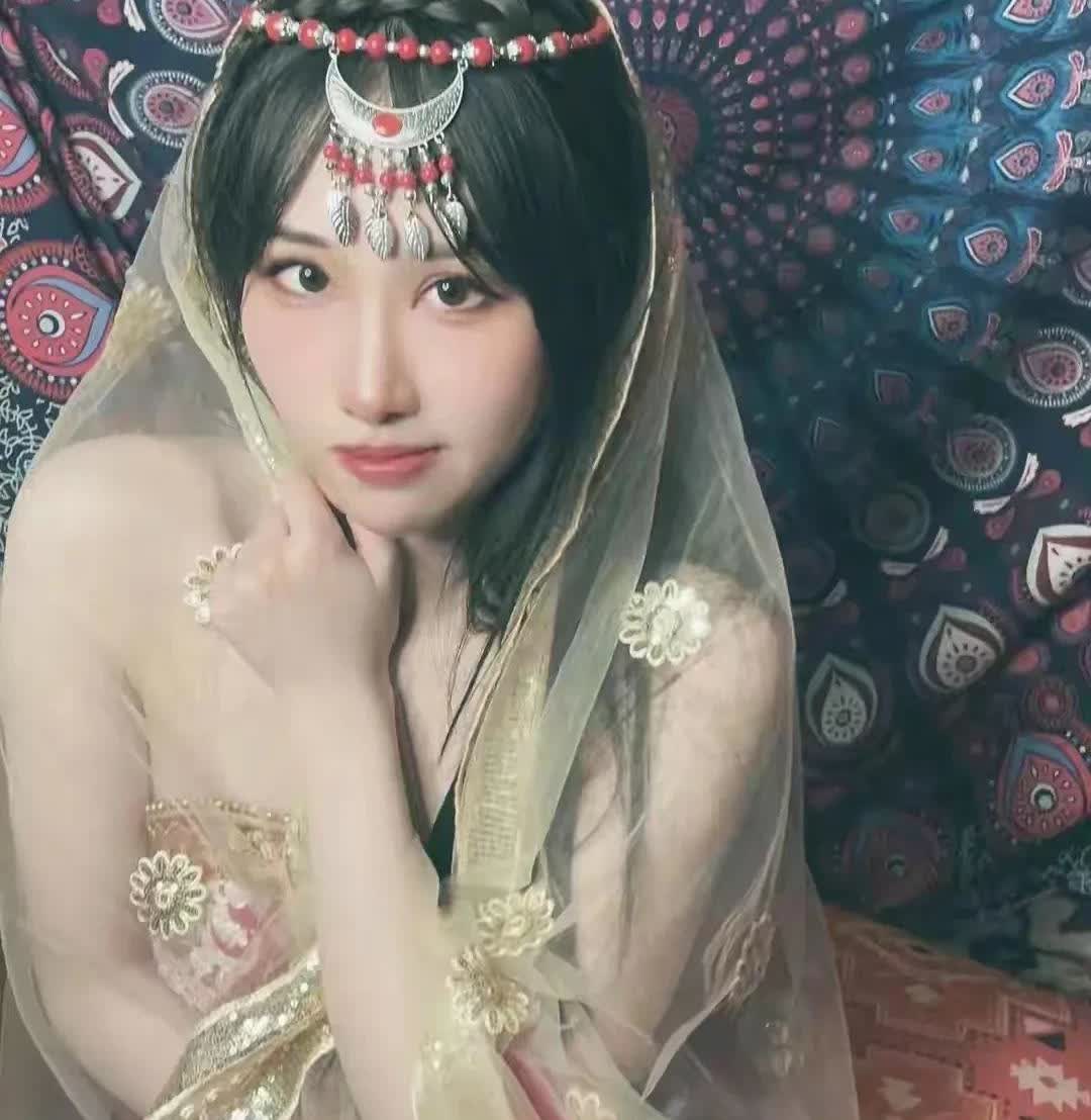 脏斌也是出息了，竟然能跟我们诗允小姐姐同框了！
前日，相声界美少女诗芸，与葫芦