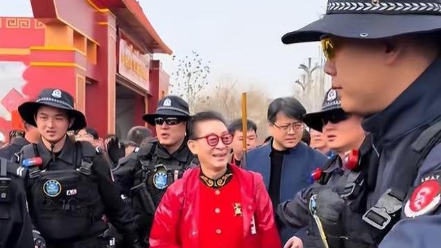 龙抬头这天：六小龄童现身周口，特警开路排面足，鸳鸯鞋子好抢镜