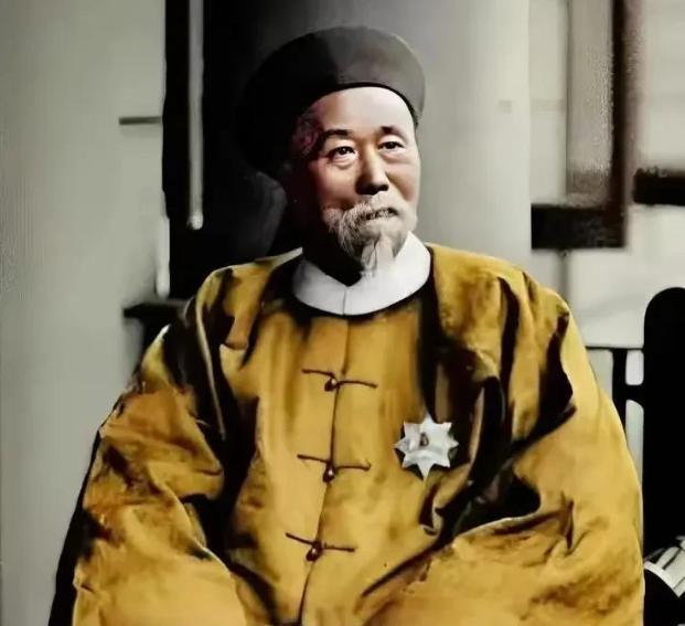 1880年，左宗棠将新疆收复后，回宫途中遭遇了崇文门太监的拦阻。这位太监自以为高