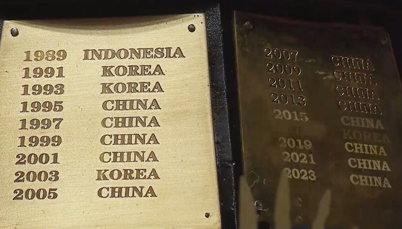 这是2025苏迪曼杯决赛现场，转播镜头给到冠军奖杯的一个特写镜头，历届冠军的获奖