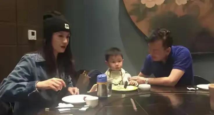 张泽群的妻子家境应该很好，起码离开了张泽群，人家在美国养得起孩子，而且穿搭也不差