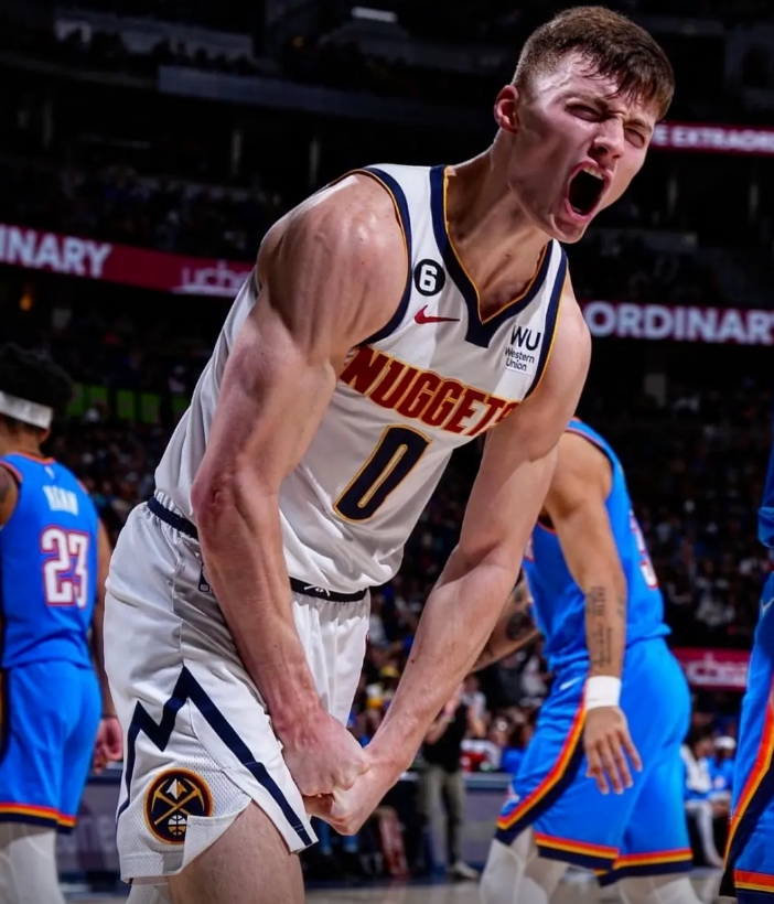 怎么现在都说让布劳恩下首发？首发第五人的话，布劳恩无疑是最合适的！
劳恩现在可能