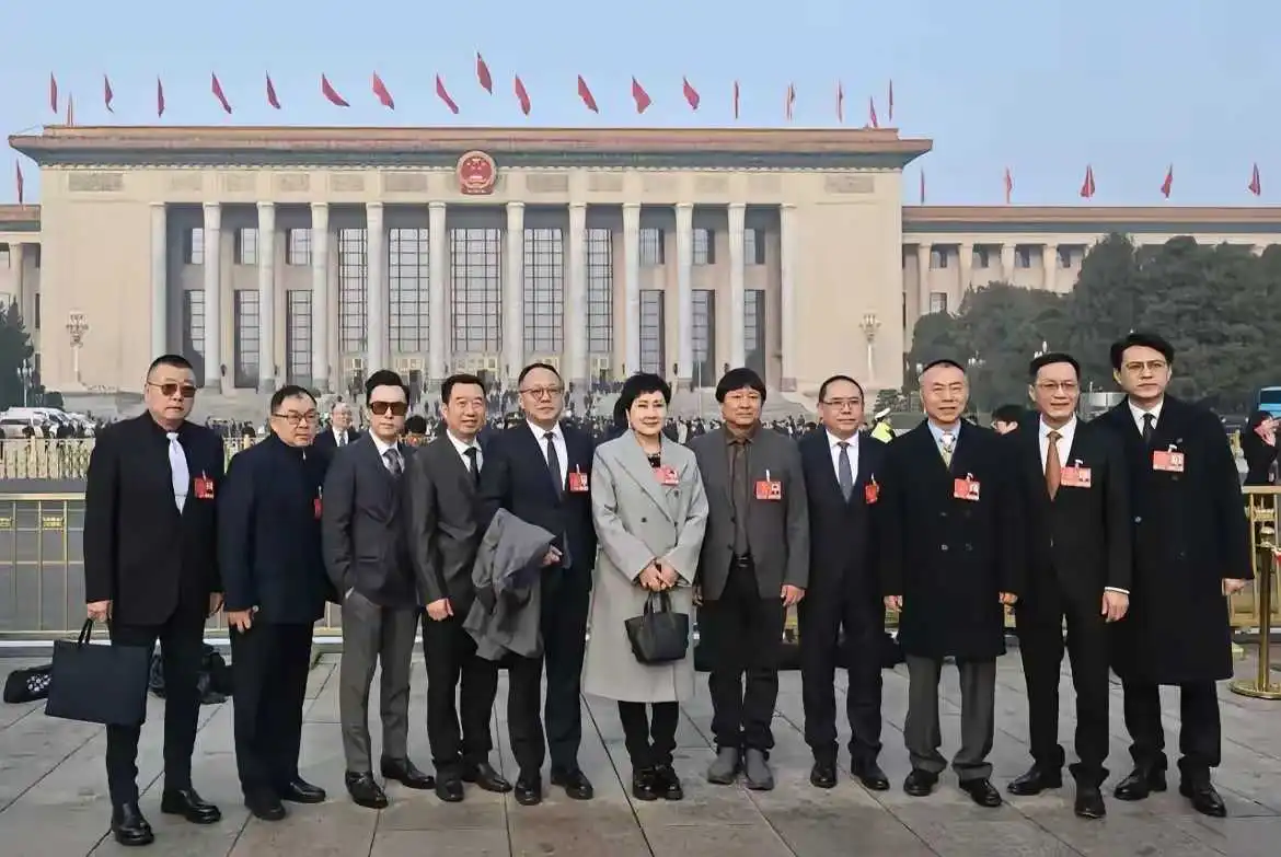 电影界政协委员的合照，共11人，张凯丽是唯一的女性，稳居C位！
