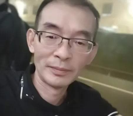 老谢是唯一一个红了却不带货的？
现在浩男妈许建华一家成了网络顶流，商家挣着邀约
