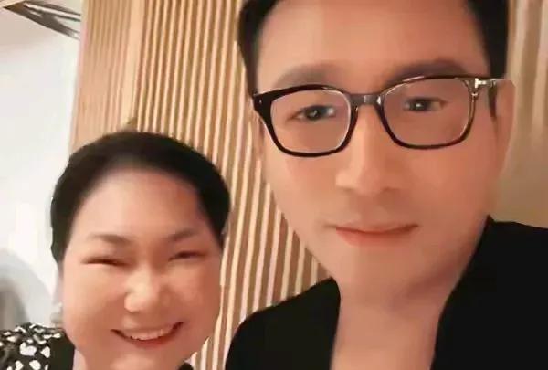 硬的不行来软的，黄春梅喊话汪小菲有什么事可以直接联系。网友最担心的是汪小菲又心软