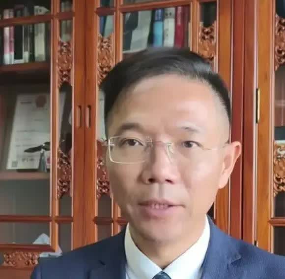 李老师这儿的瓜，越挖越大了！
 今儿李老师又爆猛料——说王某晶这事可能有“黑料