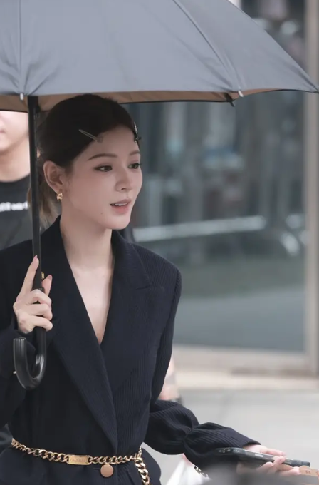 张予曦芒果招商会上班路透：看影视女演员的新动态