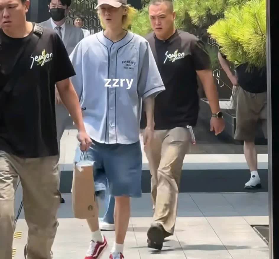 鹿晗绝对是一个长情的人
他作为内娱顶流
跟关晓彤相恋8年，经纪人是高中同学，