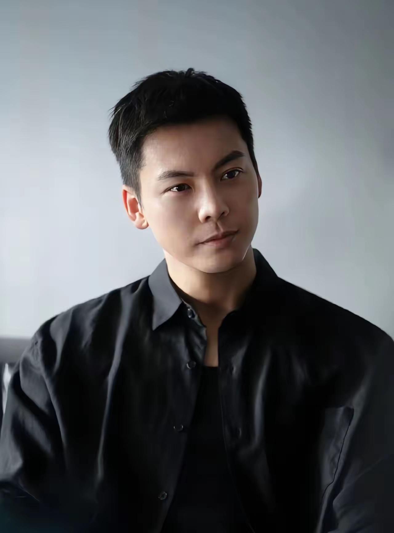 终于理解了为什么英皇的艺人没有一个出来单干的了！
英皇老板杨受成，居然为陈伟霆准