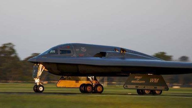 特朗普签署税收支出法案，B2A核轰飞越白宫，外媒：残酷恶毒野蛮