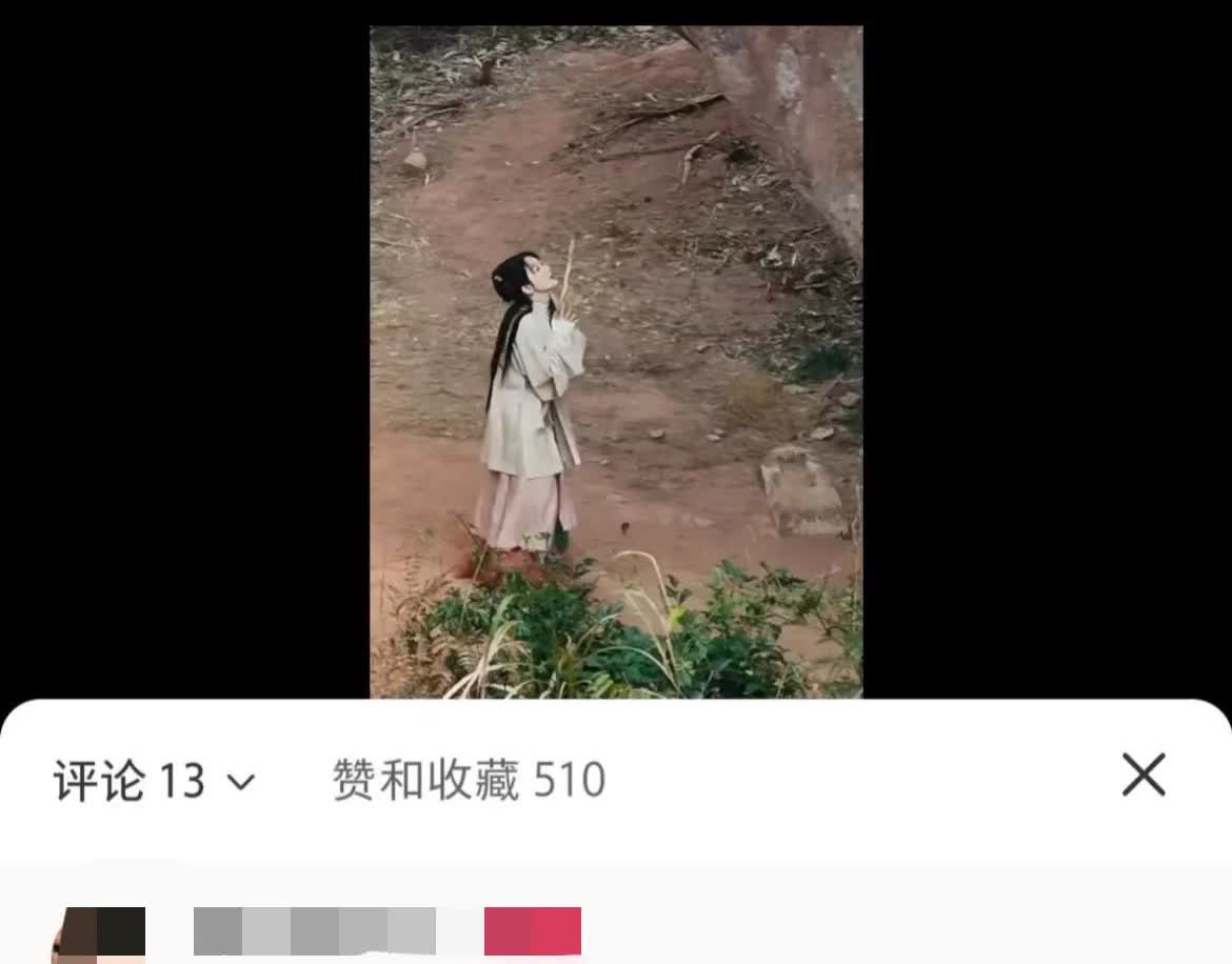 杨紫拜拜不是剧情。
是她自己拍戏到了一个文化中心，
自己在那里许愿，
看到