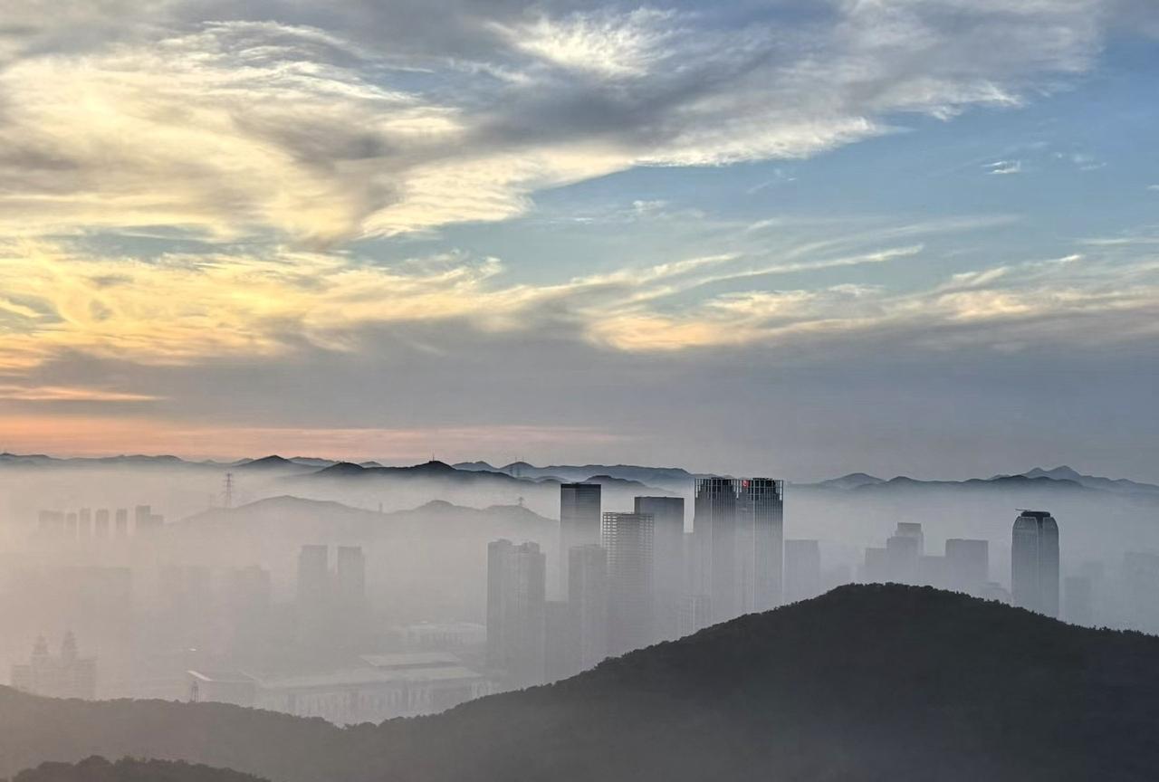 美极了！
昨晚大连仙雾飘渺，如轻纱薄雾笼罩在海面，出现海市蜃楼的景观！
您能找到