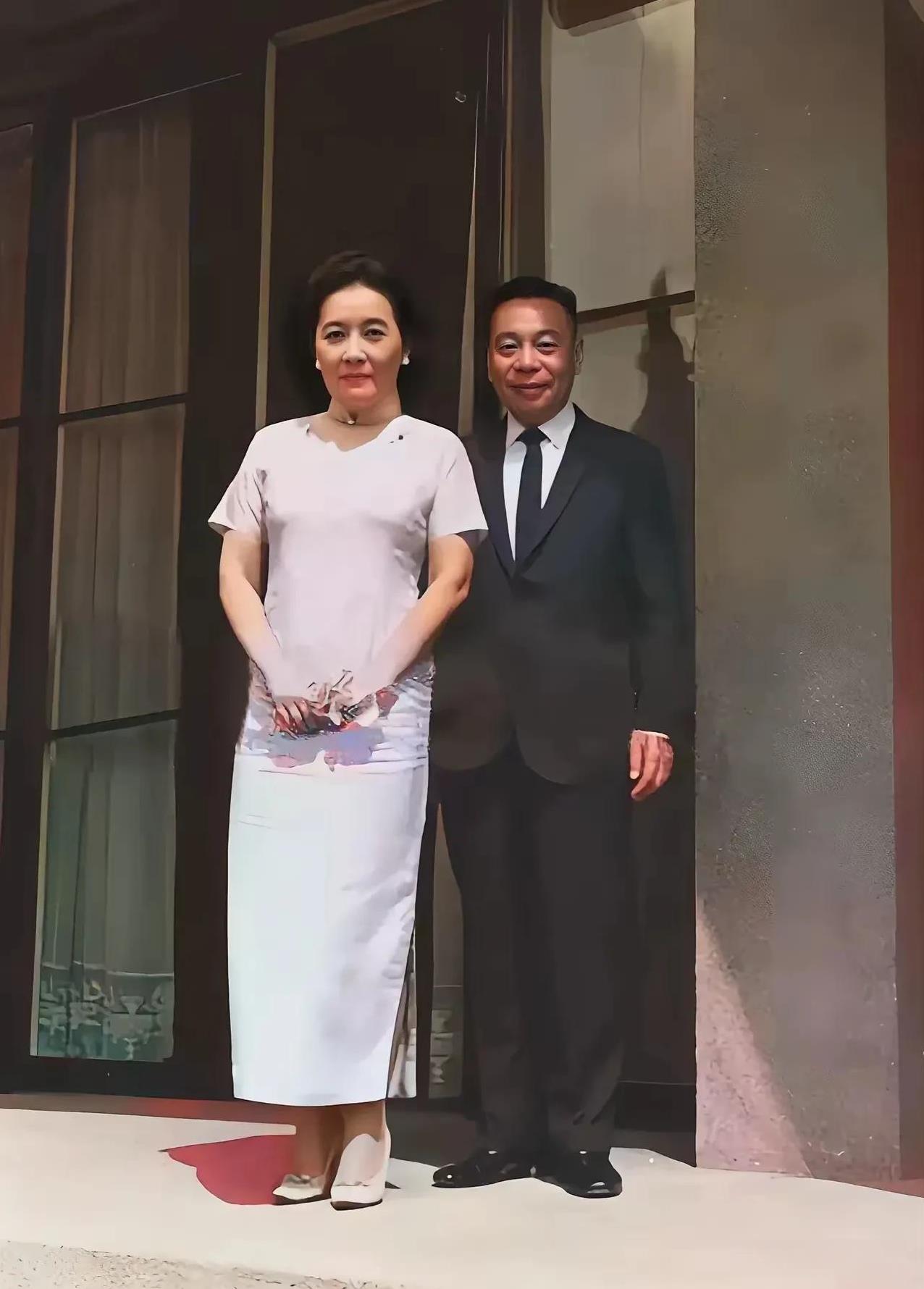 这是1967年宋美龄与蒋经国在台湾的合影照，两人虽然名义上是母子关系，但因不是亲