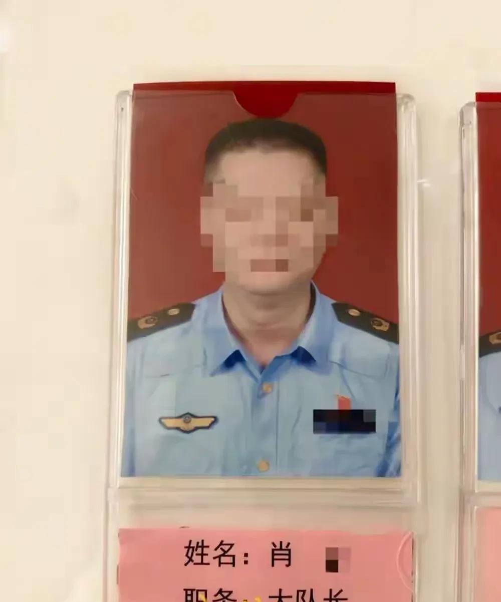 奸情不入刑，社会难安宁。市监局执法大队长和银行女职工多次开房，苦主找上门，把人打