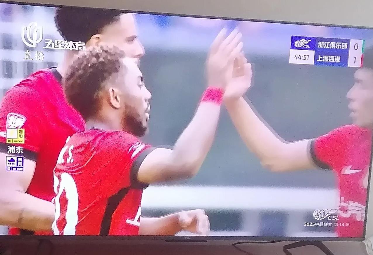 浙江意外丢球！上半场0-1落后海港了！下半场就看王钰栋了！上半场王钰栋没有进球！