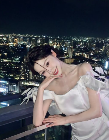 在娱乐圈这个充满镁光灯与八卦的舞台上，明星恋情总是能轻易掀起舆论的滔天巨浪。易梦