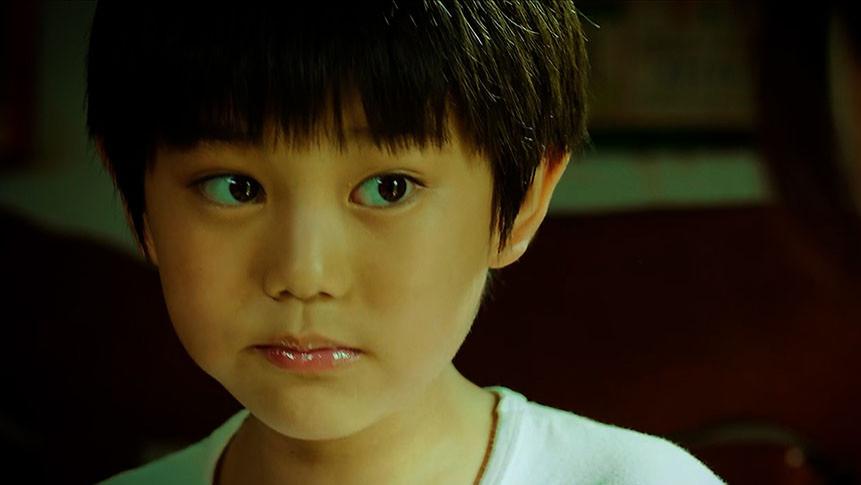 不向命运低头！小男孩靠捡塑料瓶撑起一个家，感动了全国亿万民众