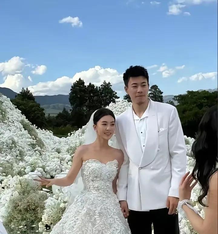 辽宁男篮张公子结婚了！新娘很漂亮！